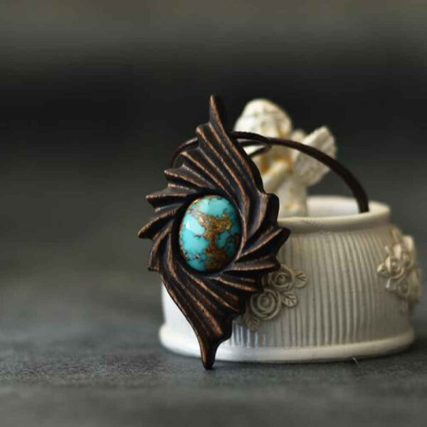 Graviertes Holz-Pendant mit Türkisstein Handgefertigt Künstlerisch Exir