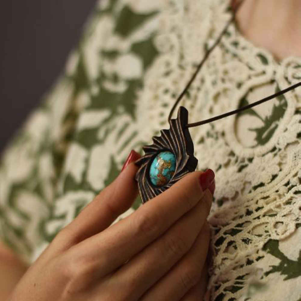 Graviertes Holz-Pendant mit Türkisstein Handgefertigt Künstlerisch Exir