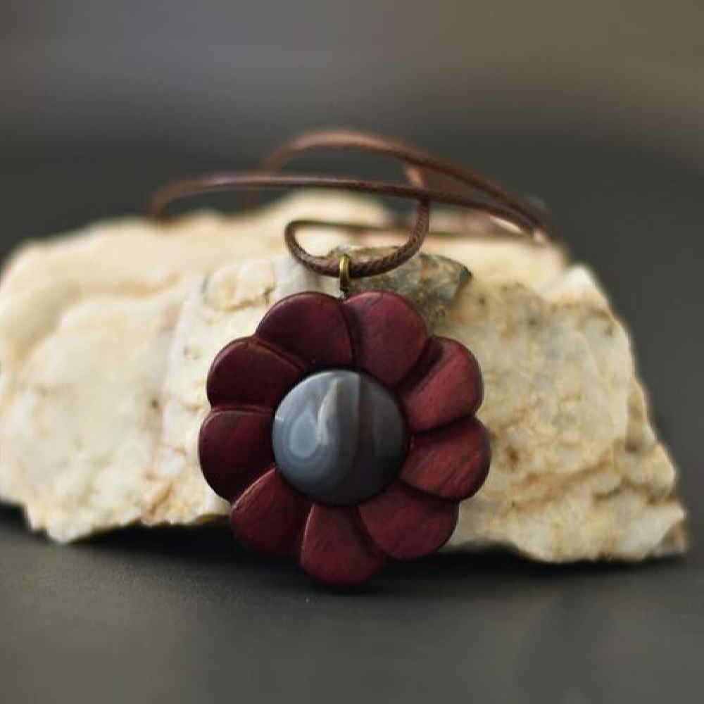 Graviertes Holz-Pendant mit Achatstein Handgefertigt Künstlerisch Blume