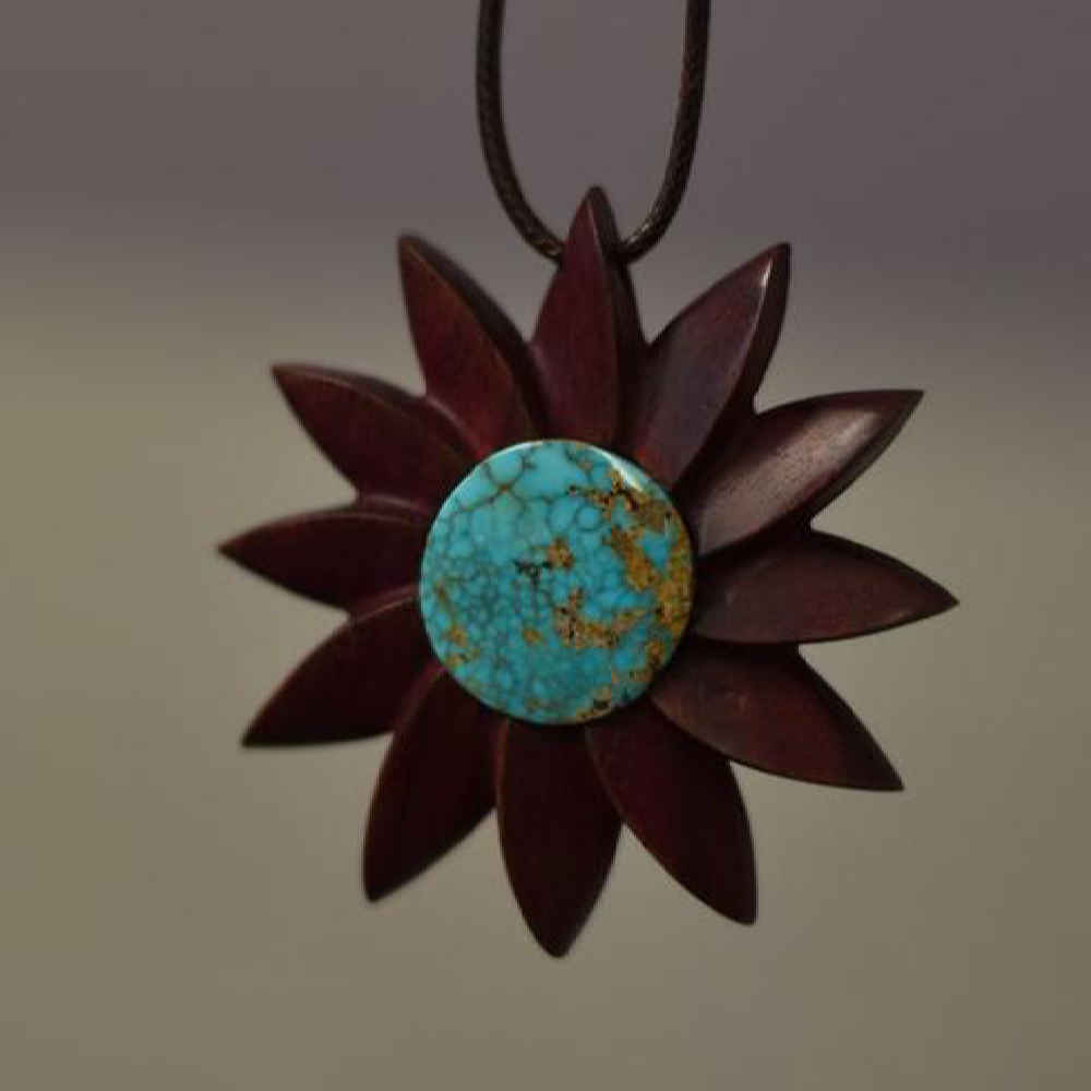 Graviertes Holz-Pendant mit Türkisstein Handgefertigt Künstlerisch Taban