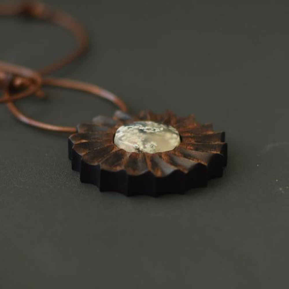 Graviertes Holz-Pendant mit Achatstein Handgefertigt Künstlerisch Blüte