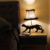 Originelle Tischlampe – handgefertigter schwarzer Keramik-Tiger