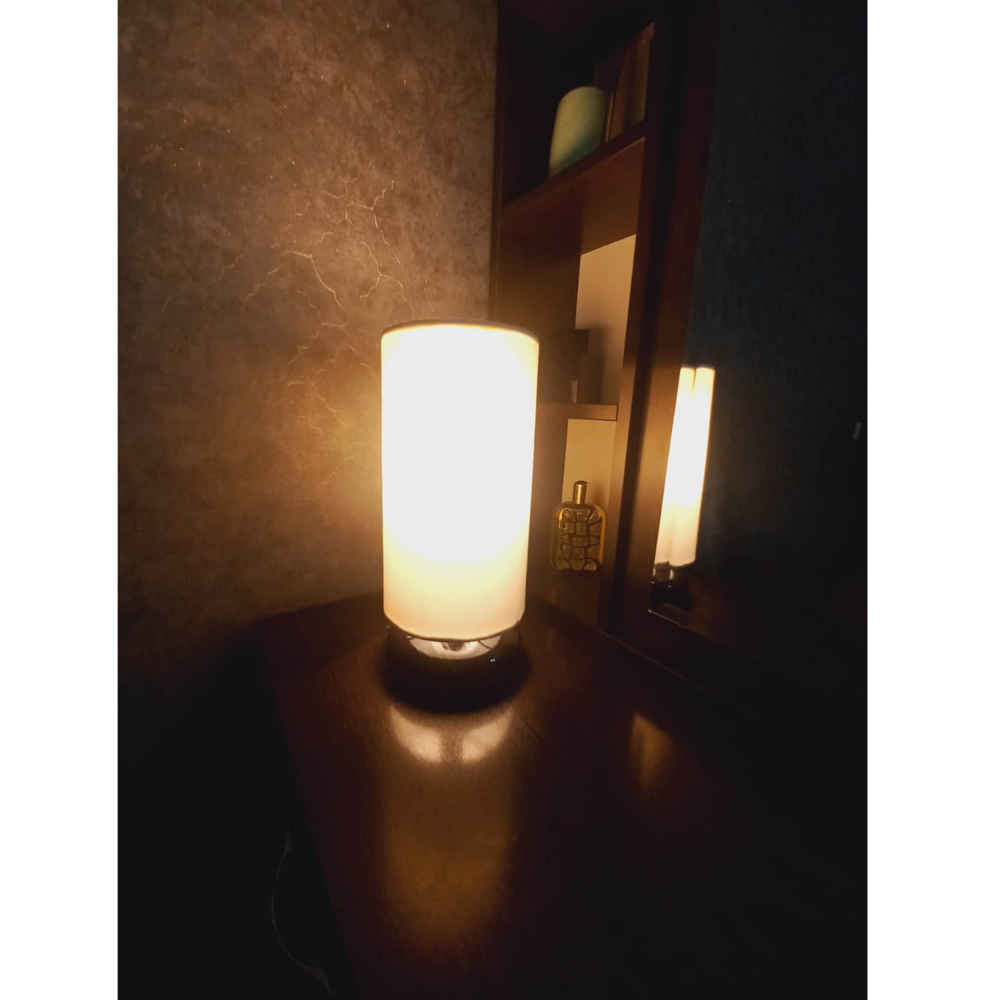 Minimalistische Holz-Tischlampe & Nachttischlampe Handgefertigt mit Weißem Schirm Isan