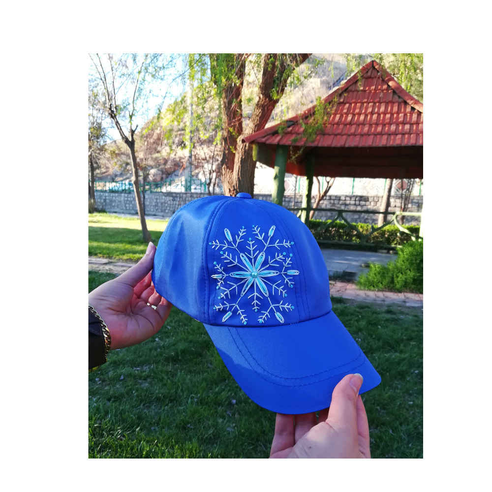 Damen Blaue Bestickte Kappe – Modell Avat