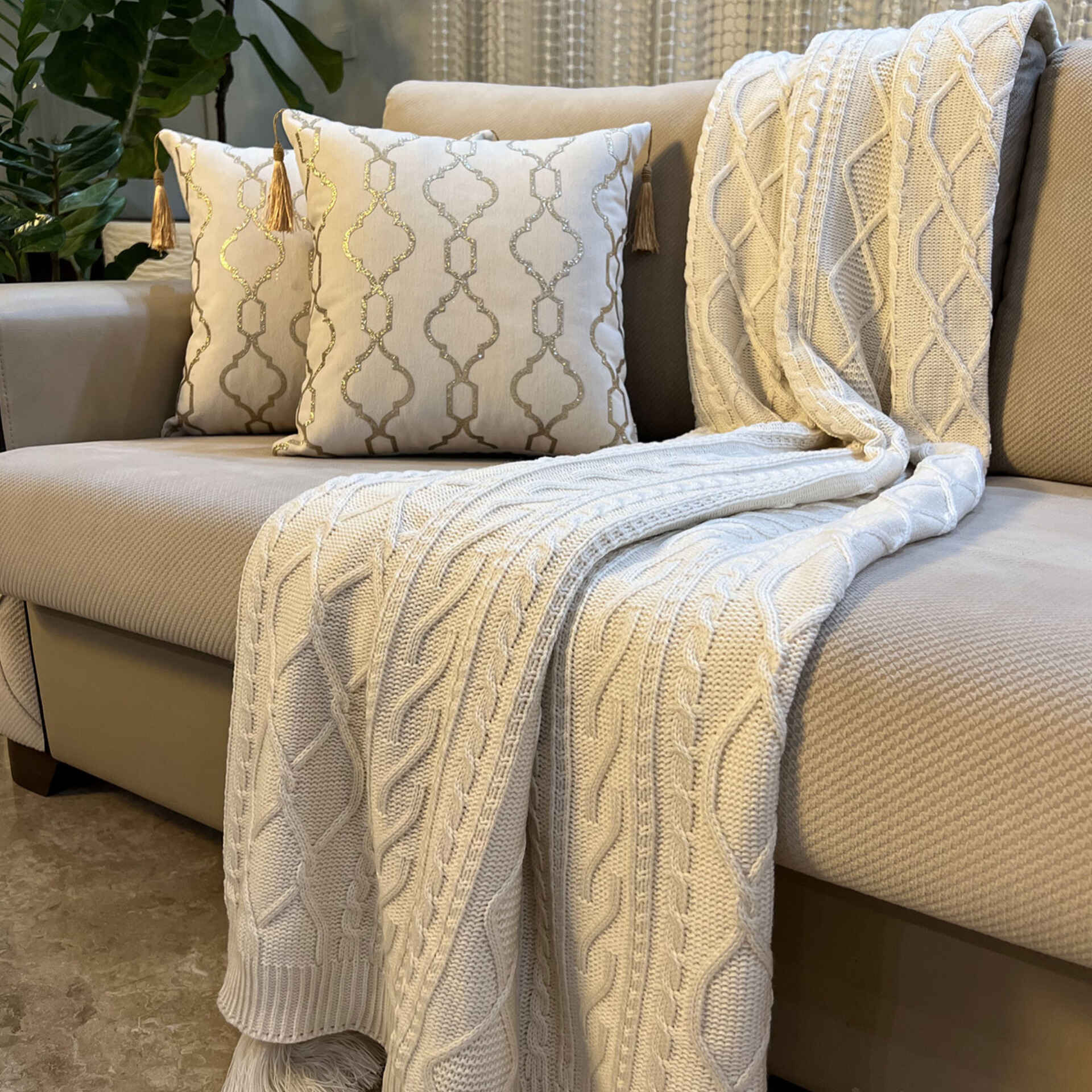 Weiche & leichte Strickdecke für Sofa & Bett Modell Diana
