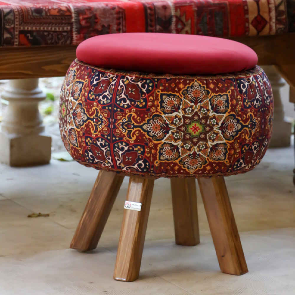 Runder Samt-Hocker mit Holzbeinen, inspiriert von persischer Kunst, Maroon Fatima