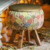 Runder Samt-Hocker mit Holzbeinen, inspiriert von persischer Kunst, Braun Negar