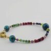 Perlenarmband für Damen – Smaragd-, Rubin- und Türkissteine