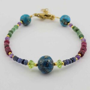 Perlenarmband für Damen – Smaragd-, Rubin- und Türkissteine