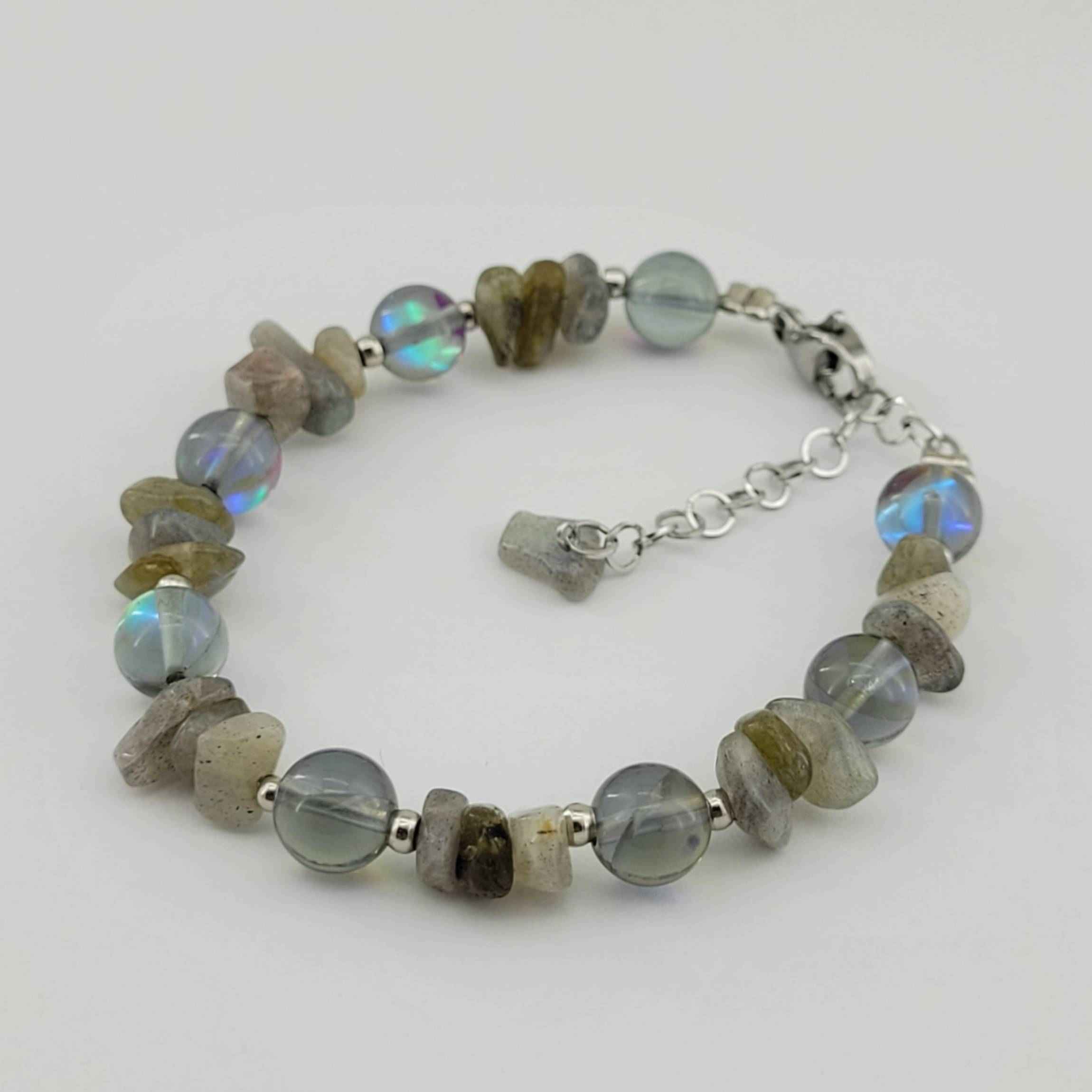 Perlenarmband für Damen – Labradorit- und Kristallsteine