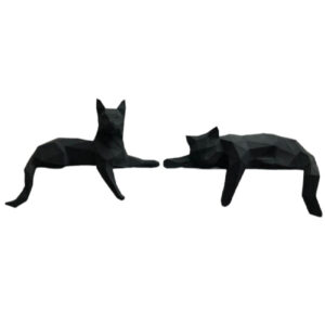 Set aus 2 geometrischen schwarzen Polyester-Katzenfiguren im Kubismus-Stil - Abstrakte Kunstskulpturen