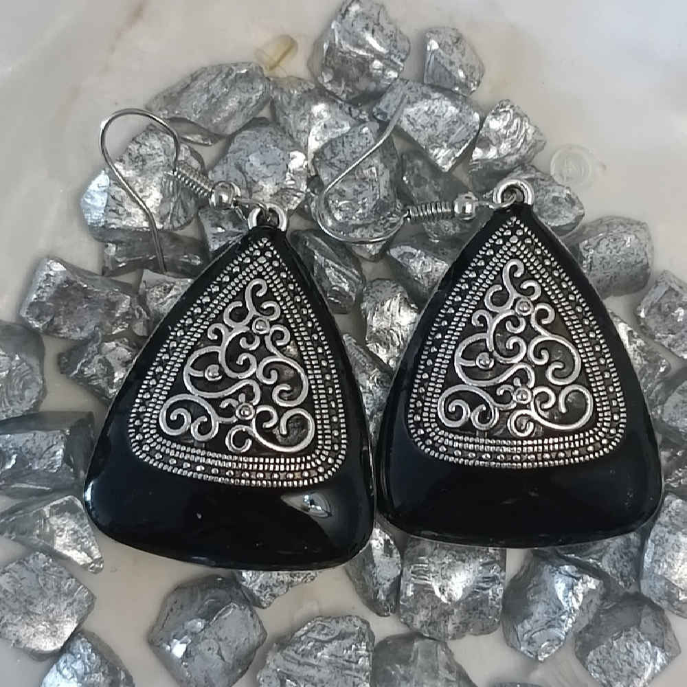 Hängende Metallohrringe im traditionellen Stil Shamim