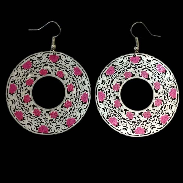 Hängende Metallohrringe im traditionellen Stil Mehr