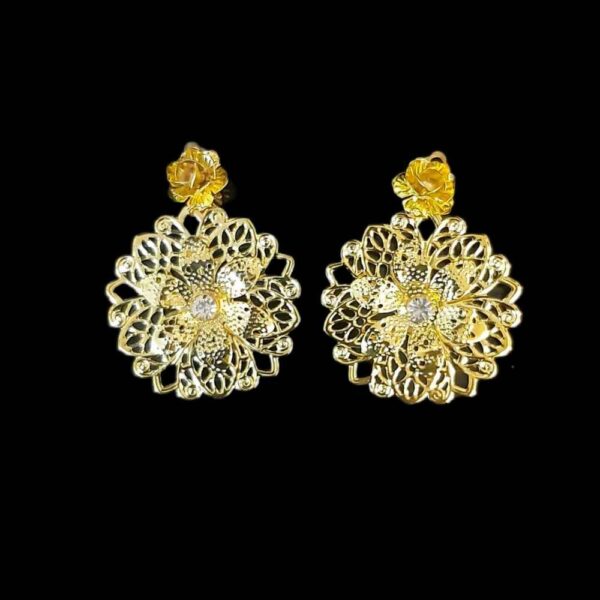 Hängende Metallohrringe im traditionellen Stil Shams