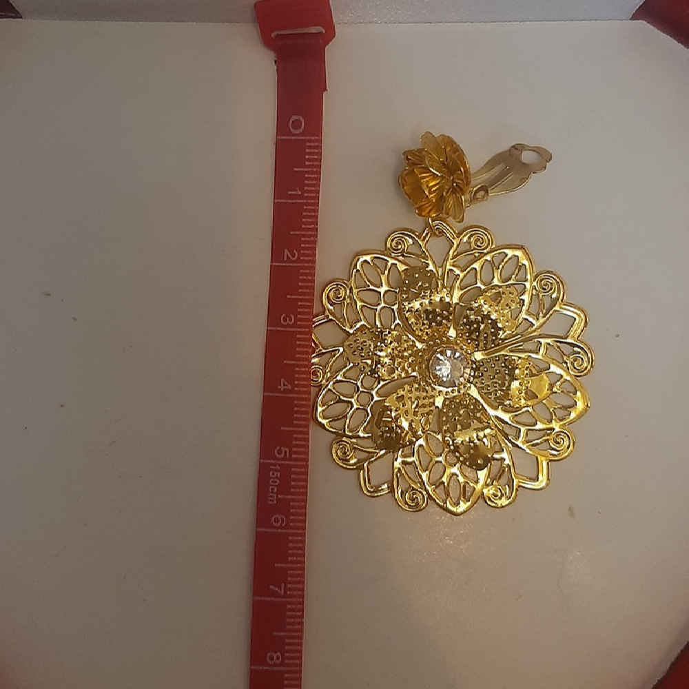 Hängende Metallohrringe im traditionellen Stil Shams