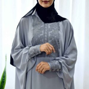Stilvolle Schmetterlings-Abaya für Muslimische Frauen – Weiches Graues Kreppgewebe