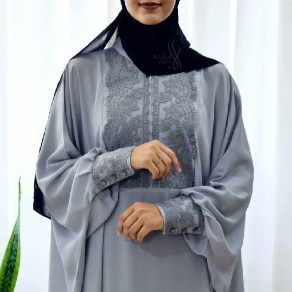 Stilvolle Schmetterlings-Abaya für Muslimische Frauen – Weiches Graues Kreppgewebe