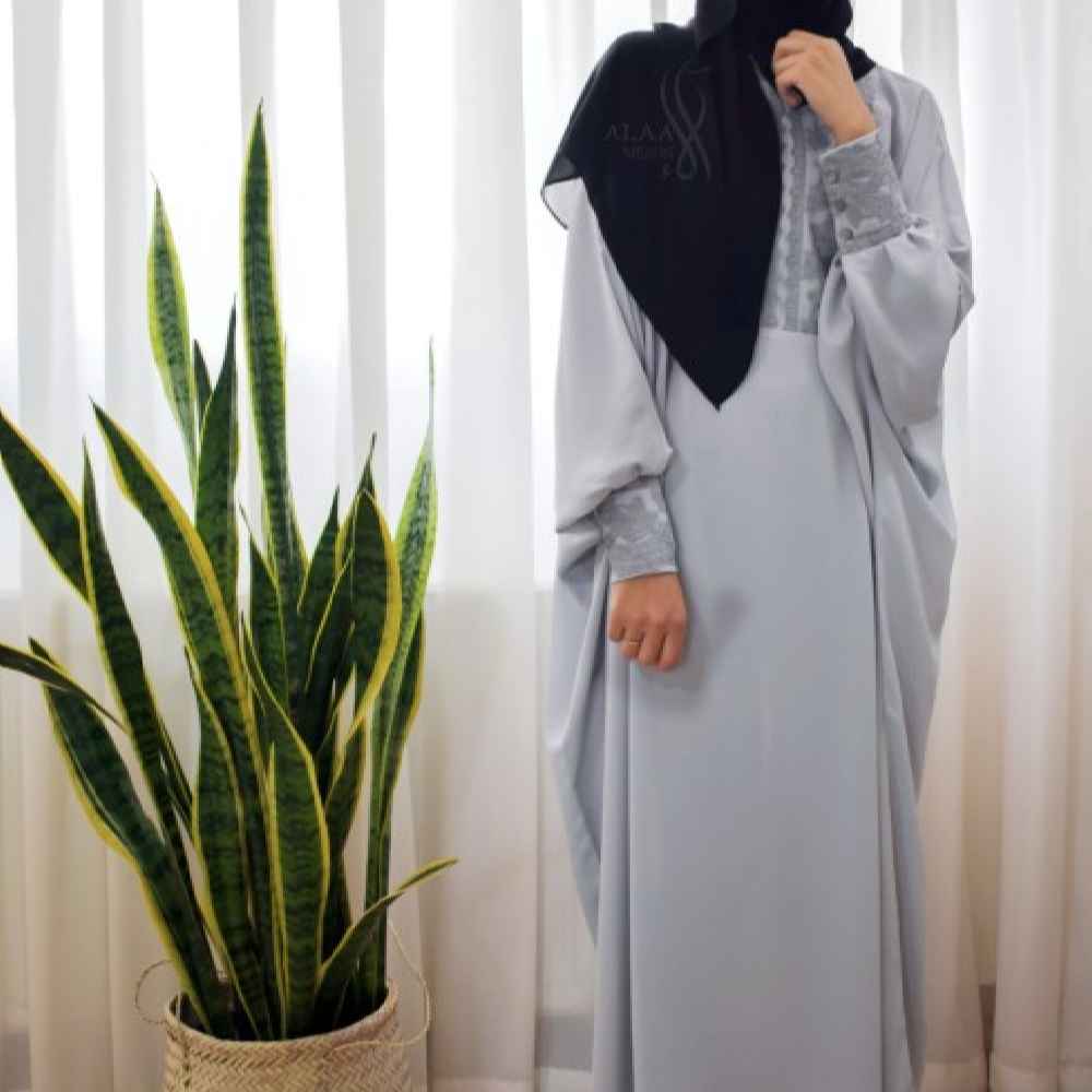 Stilvolle Schmetterlings-Abaya für Muslimische Frauen – Weiches Graues Kreppgewebe