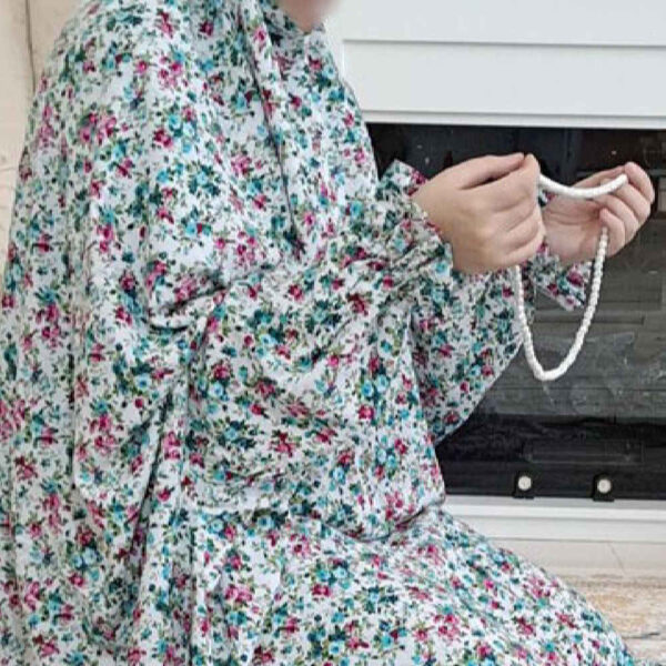 Islamischer Namaz Chador mit Ärmeln für Frauen, ideal für das Gebet - Blumenmuster Helma