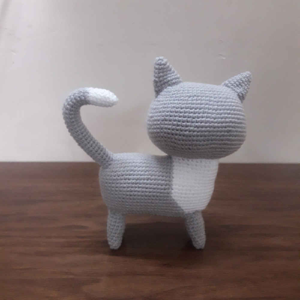 Amigurumi Kleine Katze in Plüsch – Handgemachtes Gehäkeltes Kuscheltier | Klein und Liebenswert