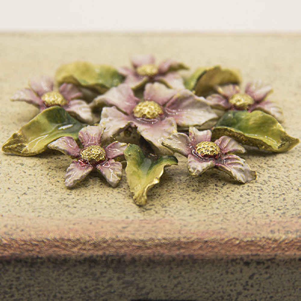 Handgefertigte Holz-Schmuckbox mit dekorativen Blumen