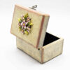 Handgefertigte Holz-Schmuckbox mit dekorativen Blumen