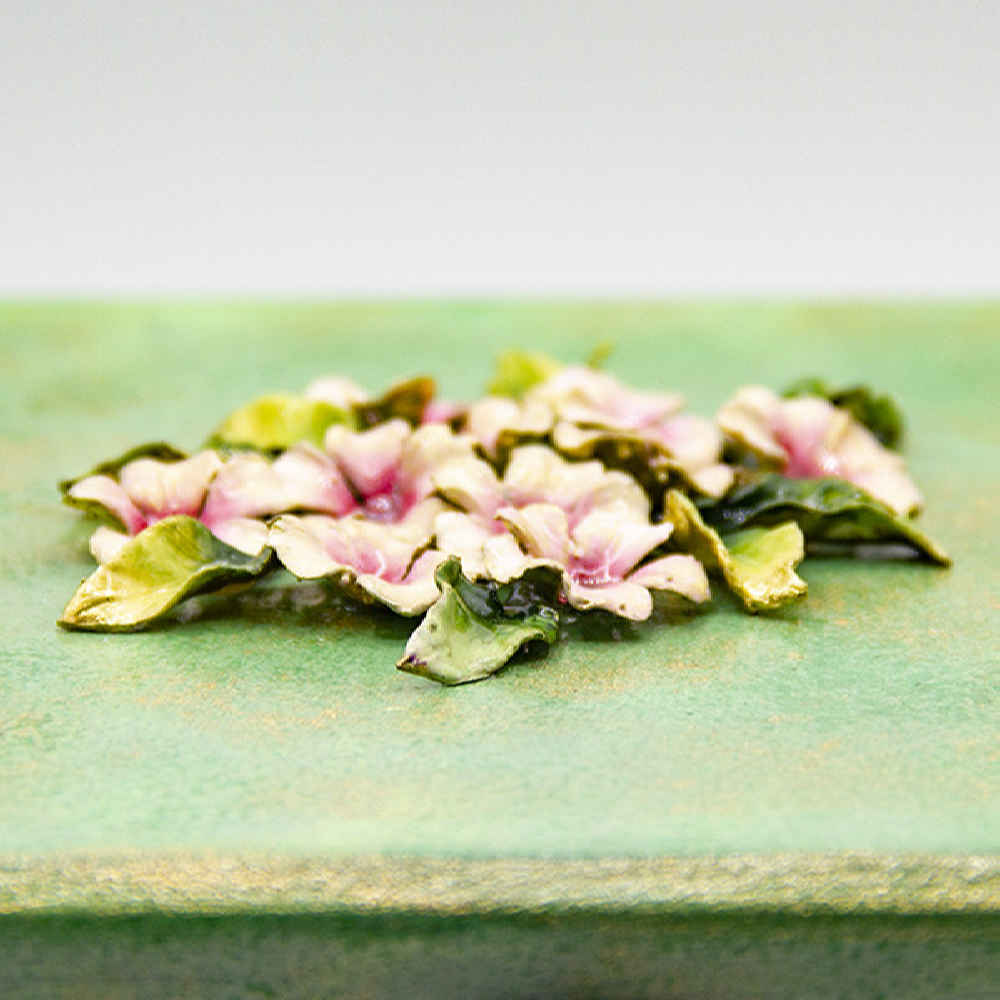 Handgefertigte Holz-Schmuckbox mit dekorativen rosa Blumen