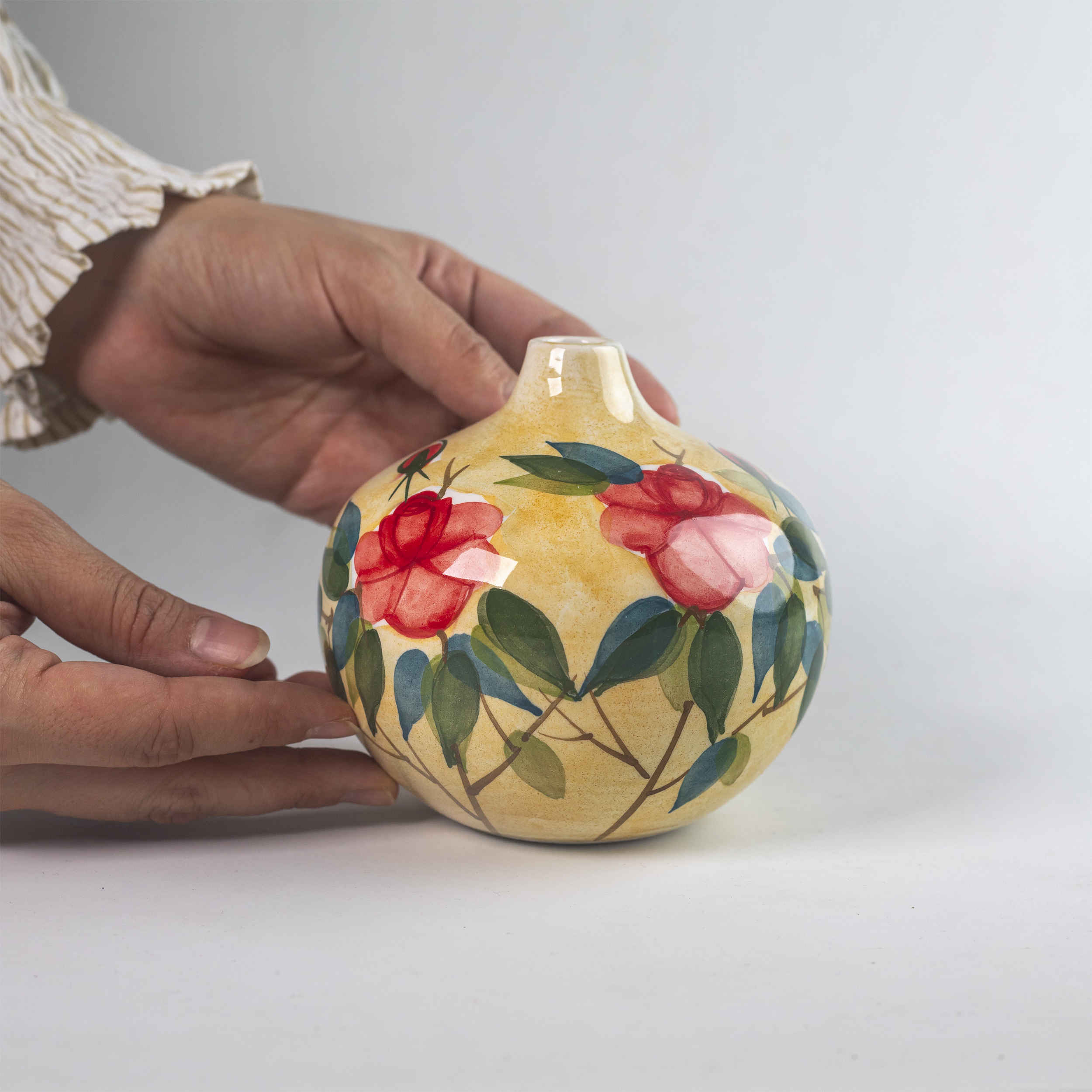 Handgefertigte Einzelstiel-Keramikvase für kleine Räume, handgemalt mit Blumenmuster