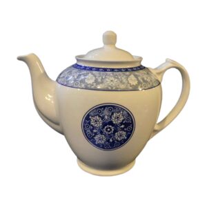 Porzellan-Servier-Teekanne in Weiß mit filigranem floralen Motiv Heiati