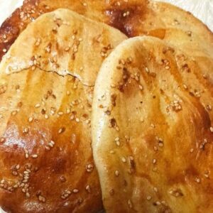 Persisches Trockenbrot – Im Tonofen gebackenes Trockenbrot mit Sesam