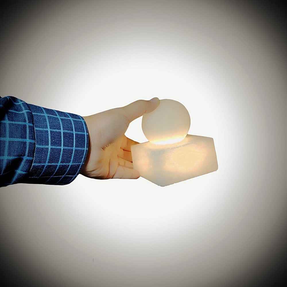 Islamische Globus-Salzlampe, handgefertigt mit Kalligraphie des Thronverses