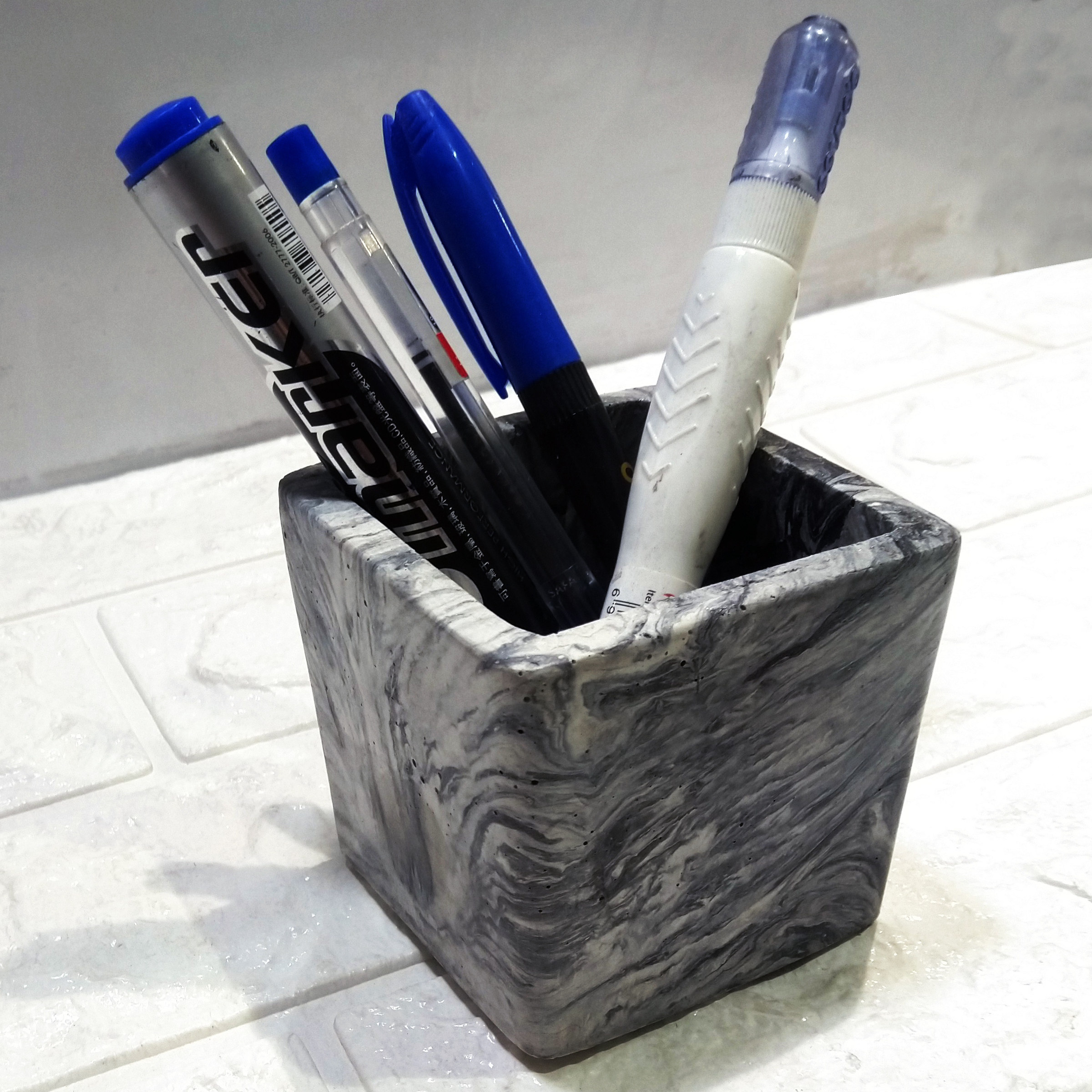 Stein-Stifthalter für den Schreibtisch mit Marmormuster Modell Flora