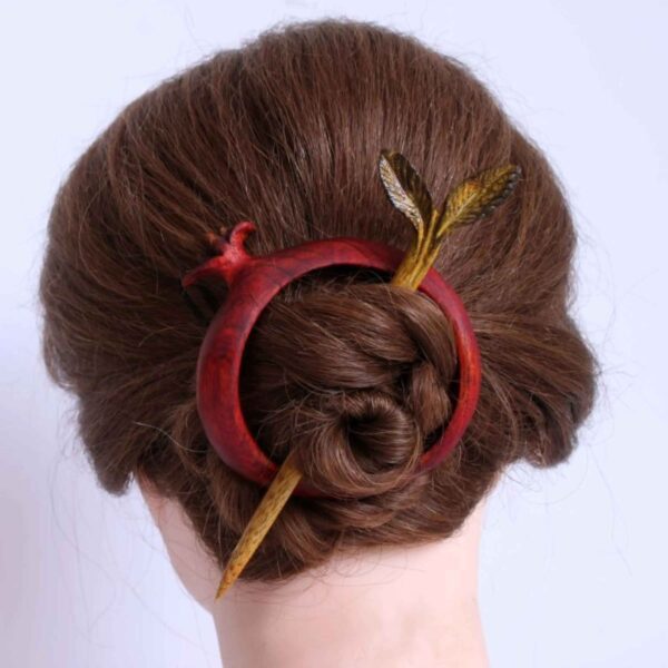 Holz-Haarnadel Handgefertigt mit Granatapfel-Design