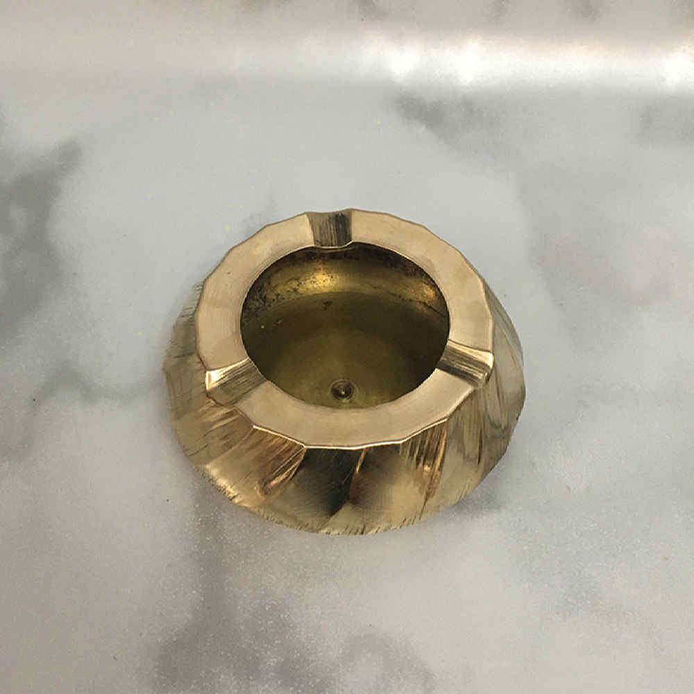 Handgefertigter Messing-Aschenbecher – Künstlerische runde Form