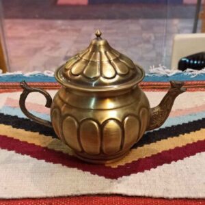 Persische Messing-Teekanne handgefertigt mit elegantem Liniendesign
