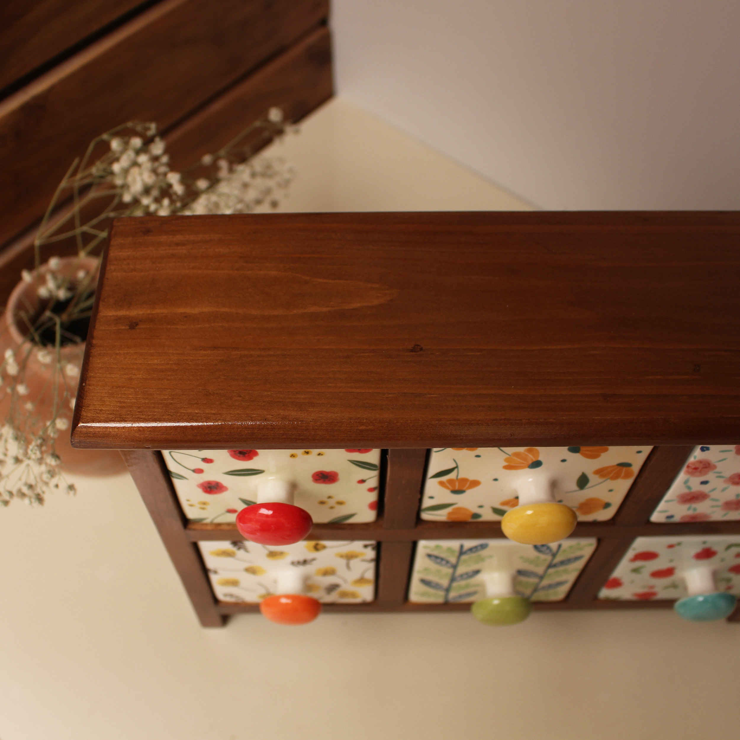 Handgefertigte Kommode mit 6 Keramikschubladen und Holzkasten