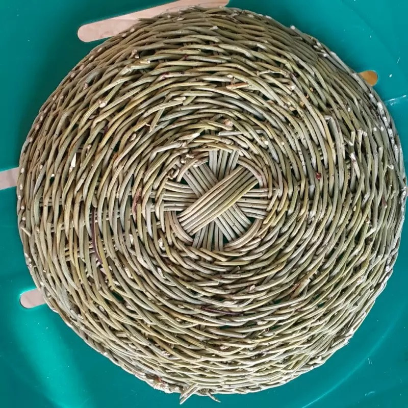 Natürlicher Korb aus handgewebtem Weidengeflecht in Braun