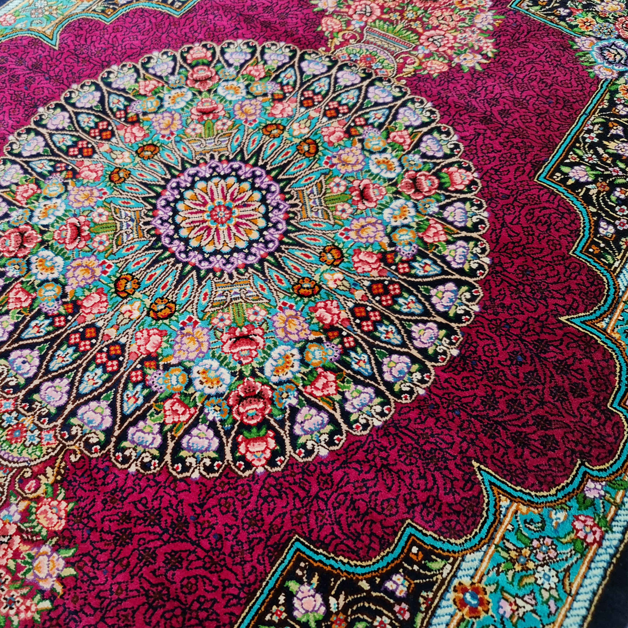 Authentischer iranischer Gebetsteppich aus Seide, handgeknüpft & luxuriöser Sajada Keyvan