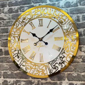 Islamische Wanduhr mit Wa In Yakad Kalligrafie und römischen Zahlen