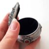 Metall-Schmuckbox im Vintage-Design mit rotem Edelstein