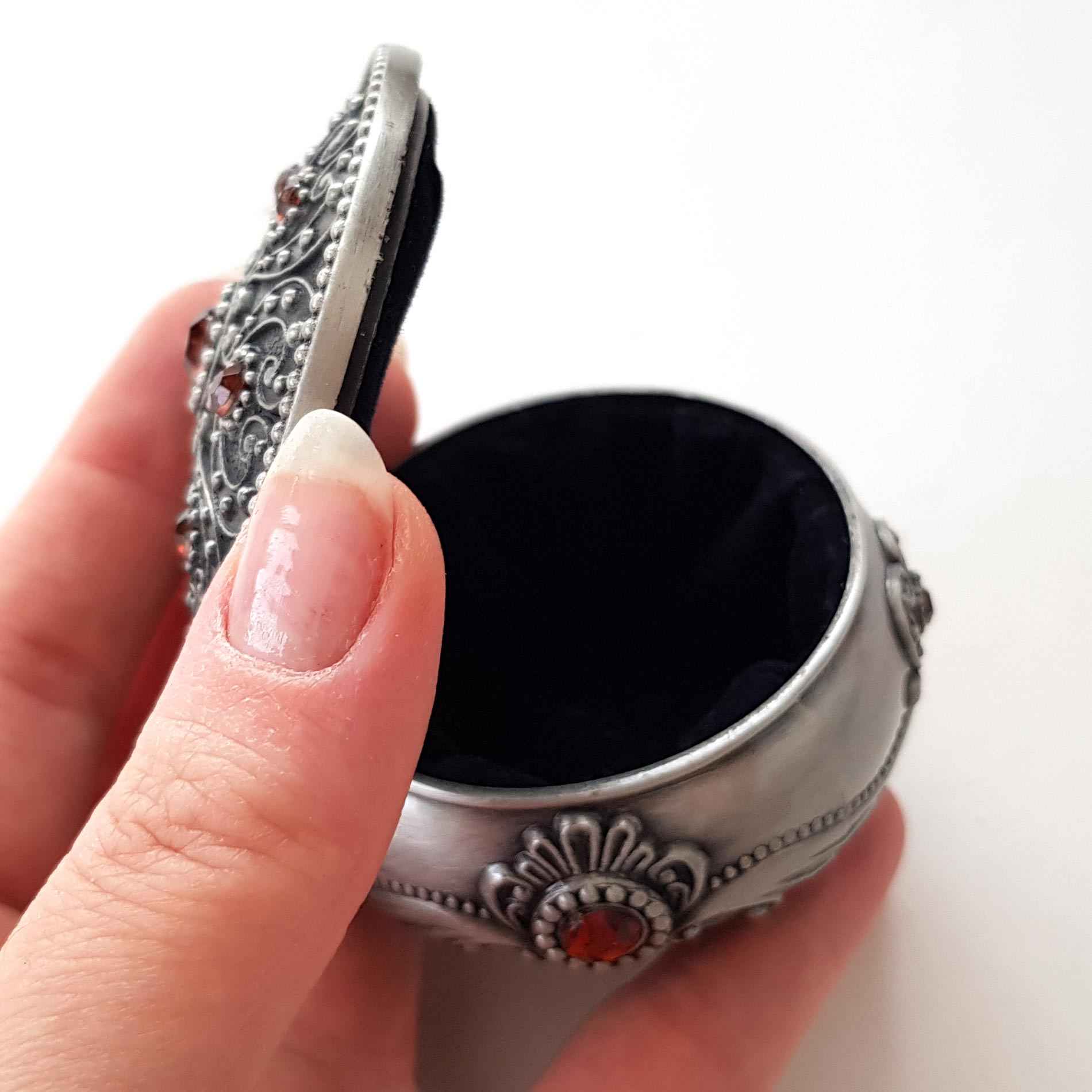 Metall-Schmuckbox im Vintage-Design mit rotem Edelstein