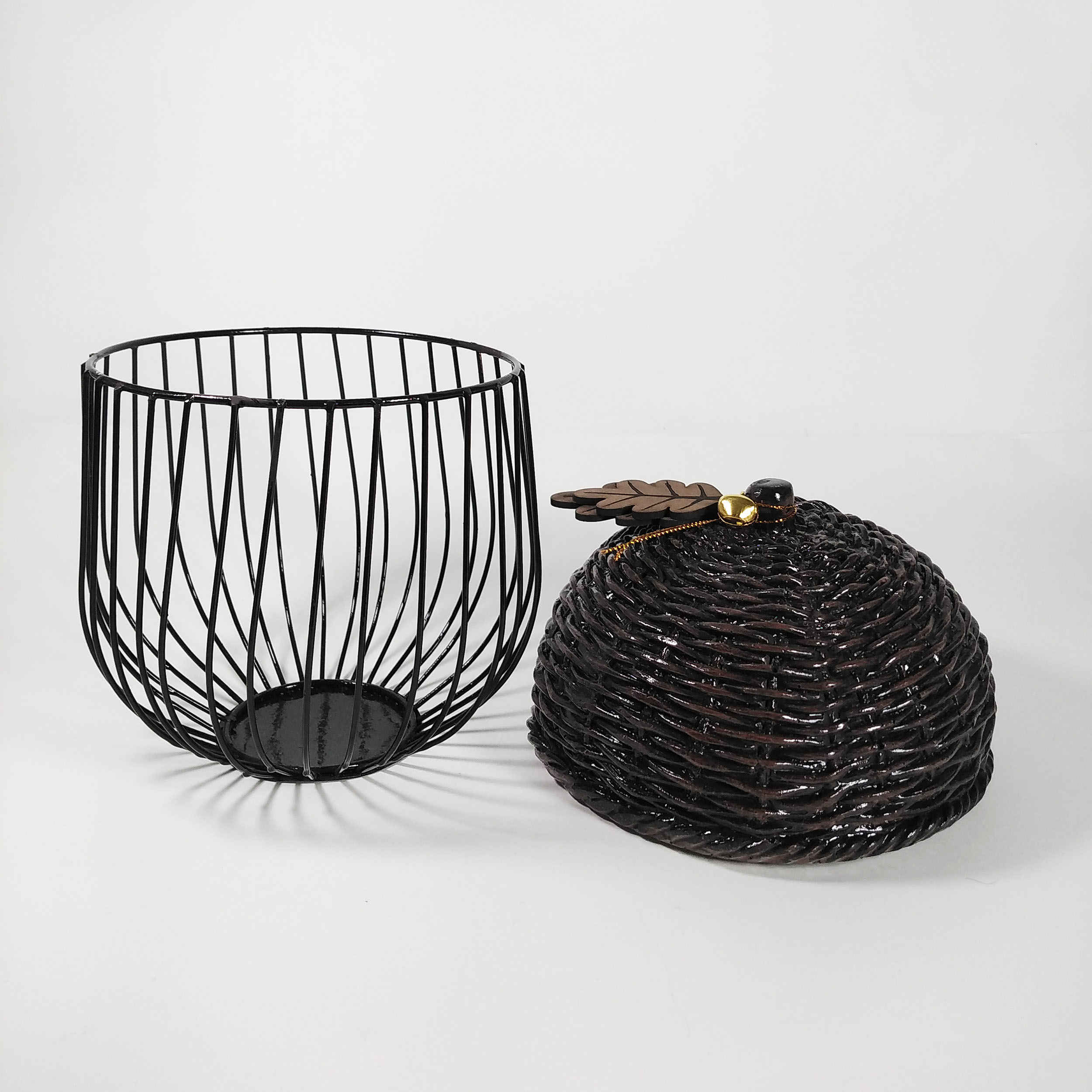 Obstkorb aus Metalldraht Eichenform mit Harztür