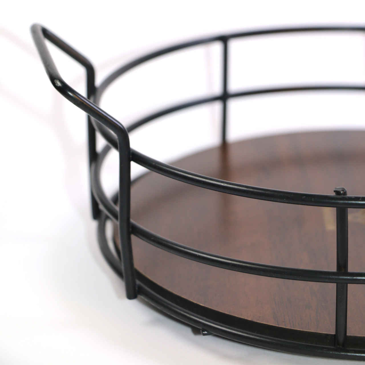 Obstkorb aus Metalldraht mit abnehmbarem Holzfuß