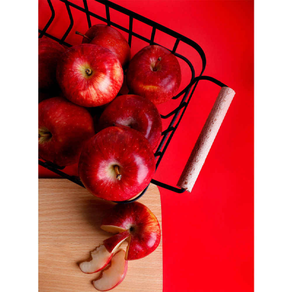 Obstkorb aus Metalldraht mit Holzgriff und Fuß