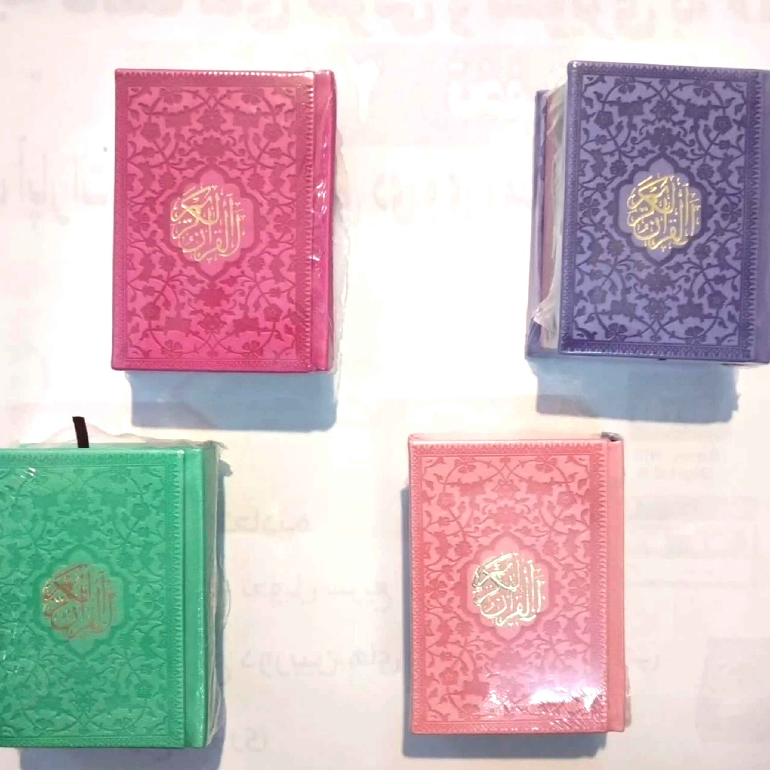 Regenbogen-Koran mit persischer Übersetzung & Lederbox – Elegantes, farbenfrohes Design