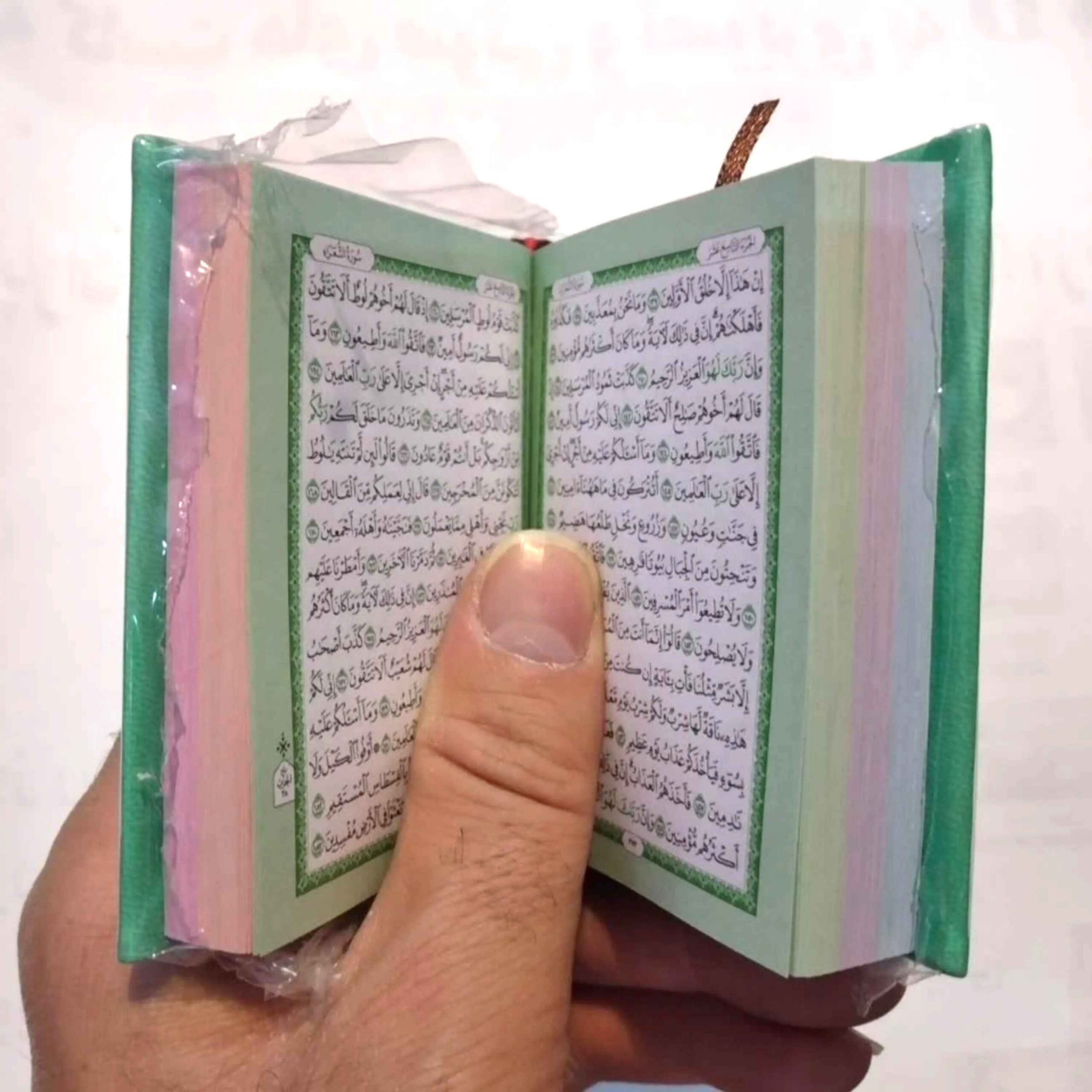Regenbogen-Koran mit persischer Übersetzung & Lederbox – Elegantes, farbenfrohes Design