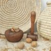 Rustikale Holz-Nussknacker – Handgefertigte Nusschale mit Hammer für traditionelles Nüsseknacken