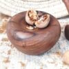 Rustikale Holz-Nussknacker – Handgefertigte Nusschale mit Hammer für traditionelles Nüsseknacken