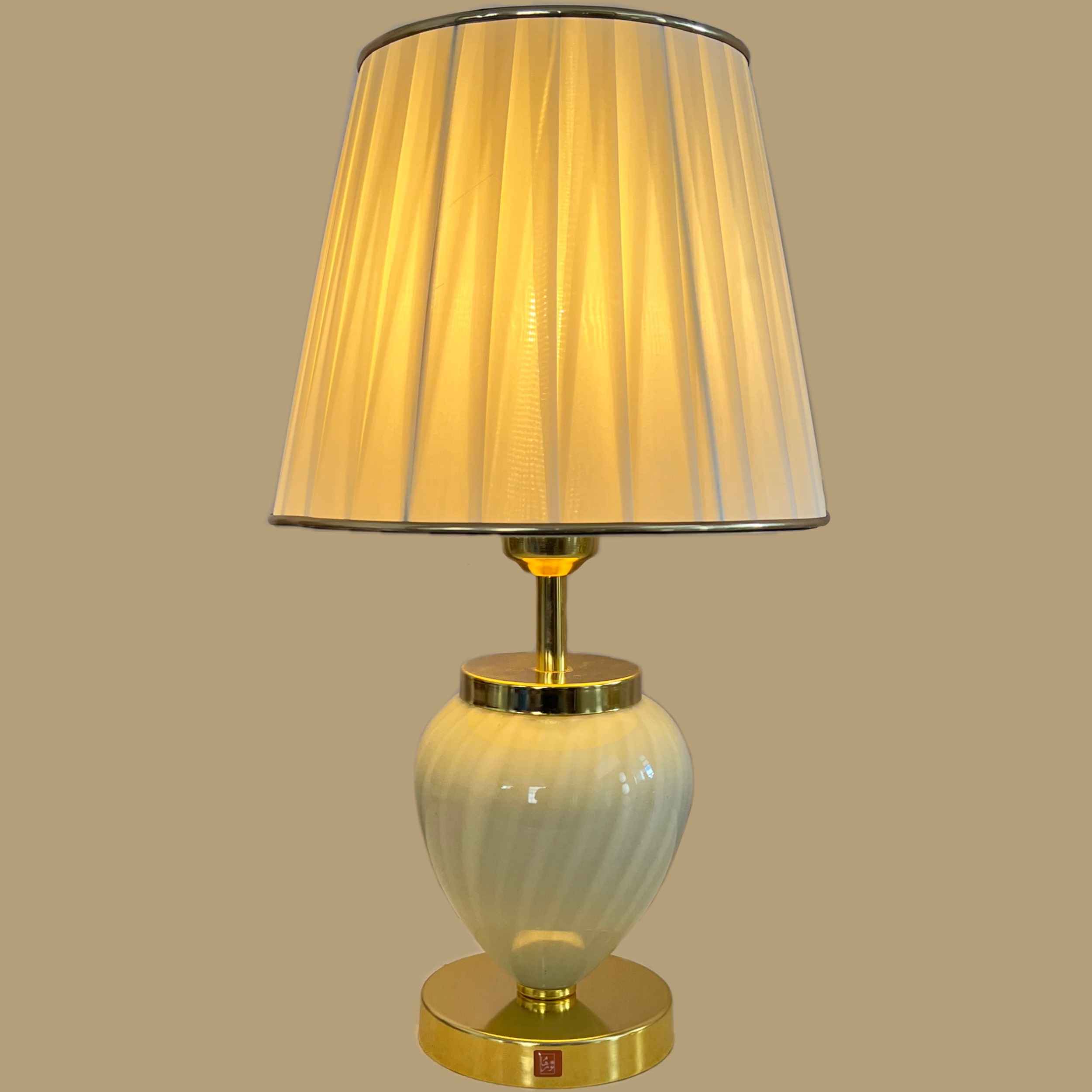 Akzent Tischlampe mit Stoff-Tapered Lampenschirm Sarina