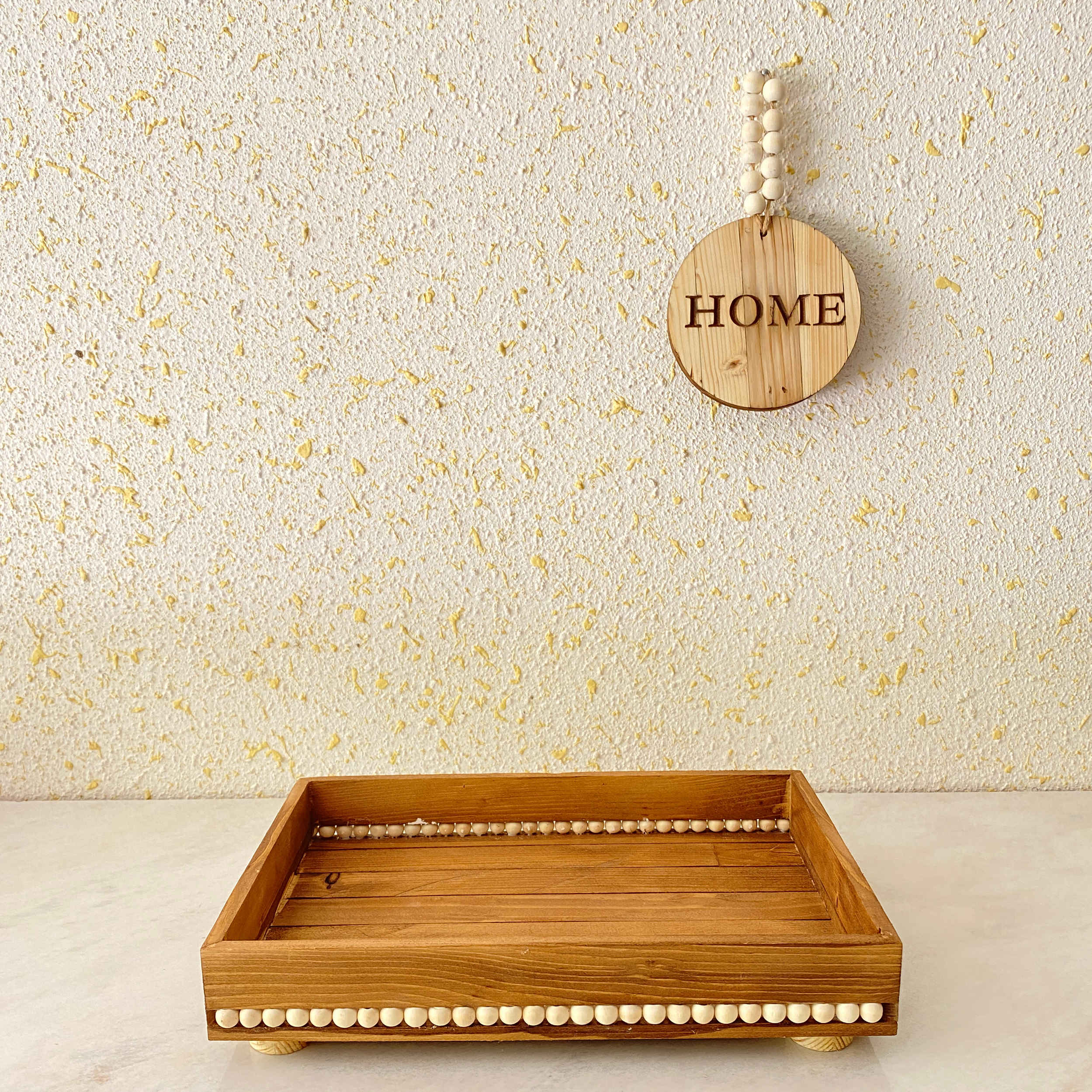 Dekoratives Holzserviertablett mit Perlenperlen & Basis